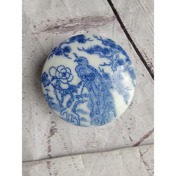 Vintage Chinese Chinoiserie Peacock Blue & White Porcelain Lidded Trinket Box - Picture 3 of 9